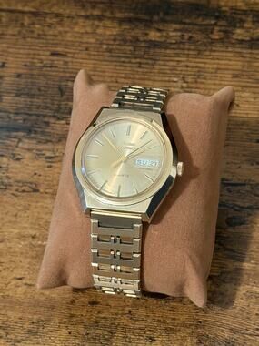Vintage Bulova Accutron Quartz Dual-Day Gold Tone Watch Day Date Bracelet